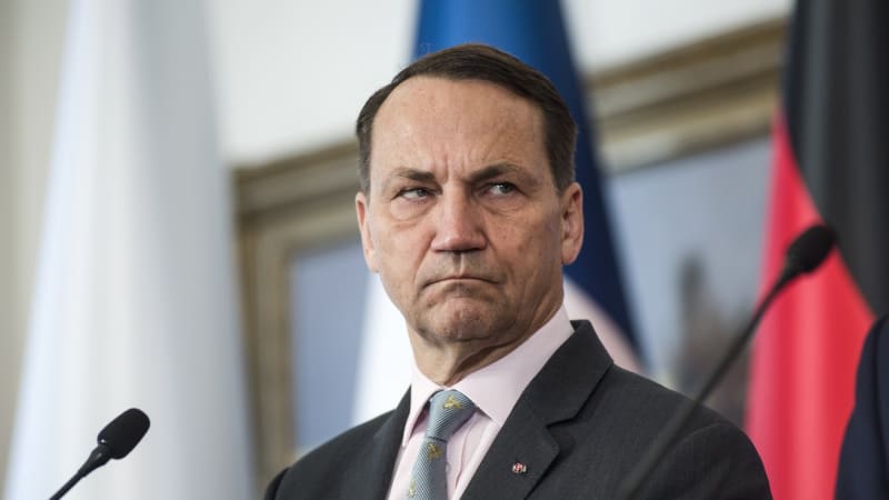 Jak na Rusy? Napřed ukázat svaly a až potom jednat, radí polský šéf diplomacie