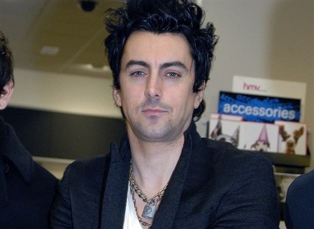 Pedofilního rockera Iana Watkinse zavraždili ve vězení. Podřízli mu krk