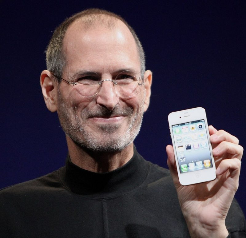 Pamatujete na obří kauzu Antennagate u iPhone 4? Katastrofu tehdy odvrátil tajný update softwaru