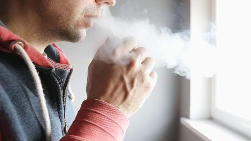 Elektronické cigarety kouří miliony dětí, varuje WHO. Mohou způsobit „popcornové plíce“