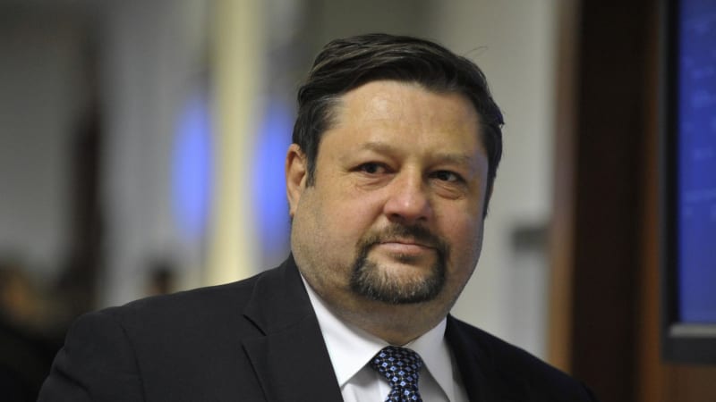 Uprchlý exposlanec ČSSD Petr Wolf se vrací z Paraguaye domů. Má si odsedět trest za podvod