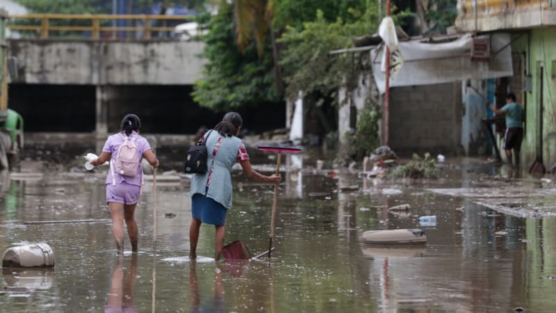 Povodně v Mexiku si vyžádaly už přes 60 mrtvých. Záběry zachycují rozsah škod