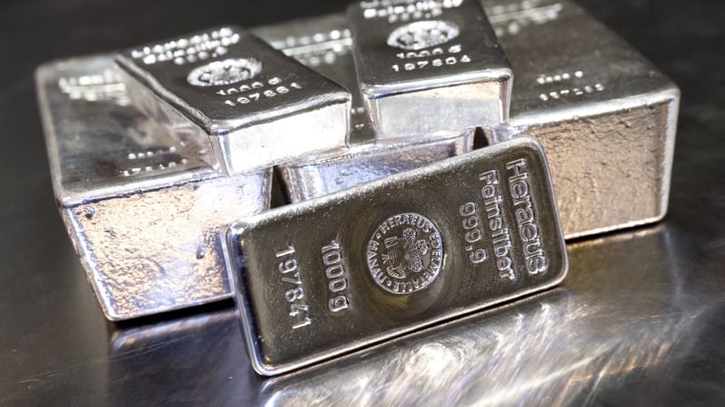 Šílenství kolem zlata vrcholí, stojí se na něj fronty. Stříbro se ale zhodnocuje rychleji