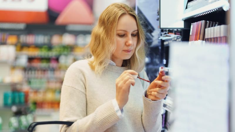 Pozor na kosmetiku známých značek, obsahuje nebezpečnou látku. Nemáte ji doma?