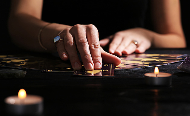 Teskný a tajemný dušičkový čas otvírá rány i nové cesty. Co čeká právě vás?