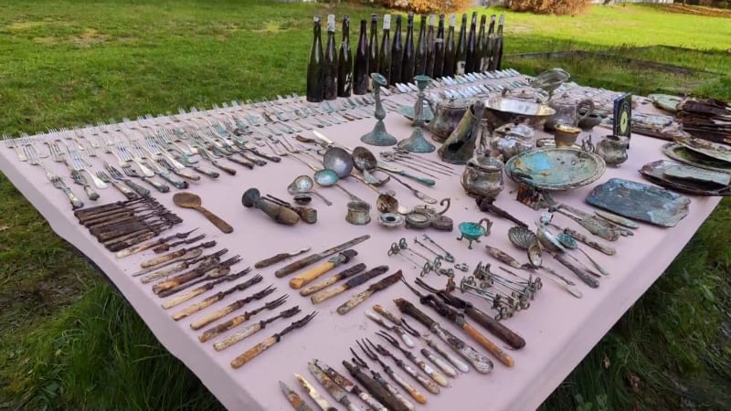 Poklad u Liberece: Hledači našli stříbro i lahve archivního vína. Na místo se dřív vozil odpad