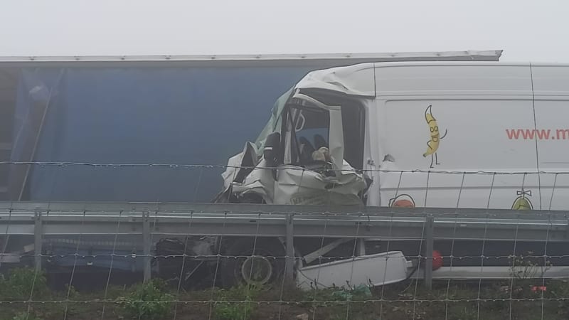 Hromadná nehoda na D35: Bouralo se na víc místech, zemřel člověk. Policie označila příčinu