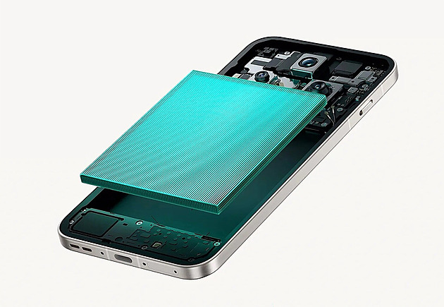 Baterie v mobilech se rapidně zvětšují, každý výrobce však reaguje jinak