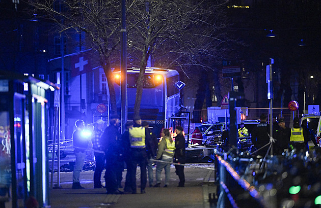 Ve Stockholmu najel autobus do zastávky. Zemřeli tři lidé, další jsou zranění