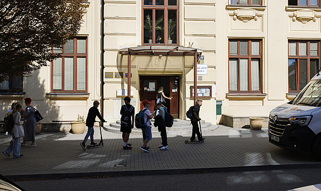 Škola zakázala velké výstřihy a nošení tepláků, podle inspekce chybovala