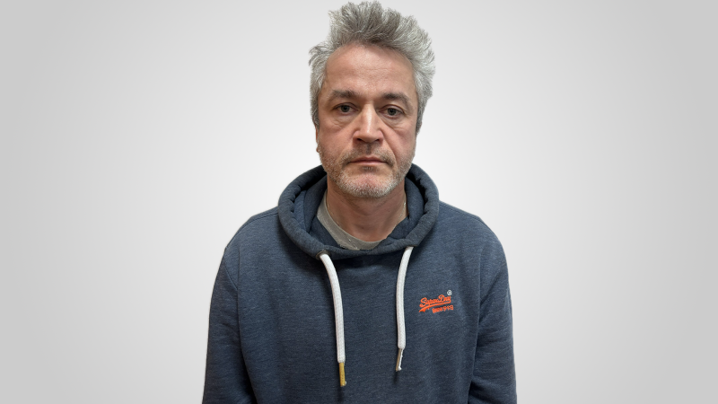 Terapeut z Hradčan měl znásilňovat omámené ženy. Policie zveřejnila fotku, obětí může být více