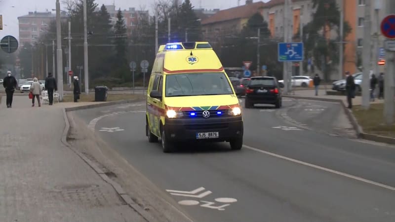 Hrůza v Chebu: Auto po srážce se sanitkou vletělo mezi děti na chodníku. Šest lidí se zranilo