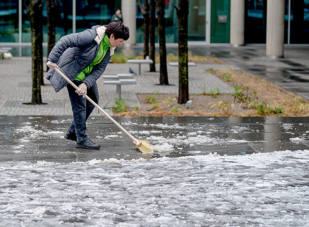 Česko zasype sníh, na jihu mrznoucí srážky. Hrozí vznik ledovky