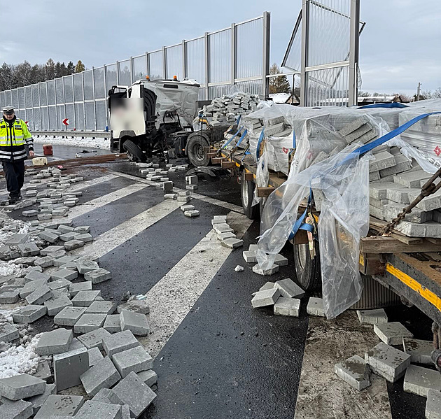 Na D48 kamion narazil do protihlukové zdi, ta popadala. Provoz stojí v obou směrech