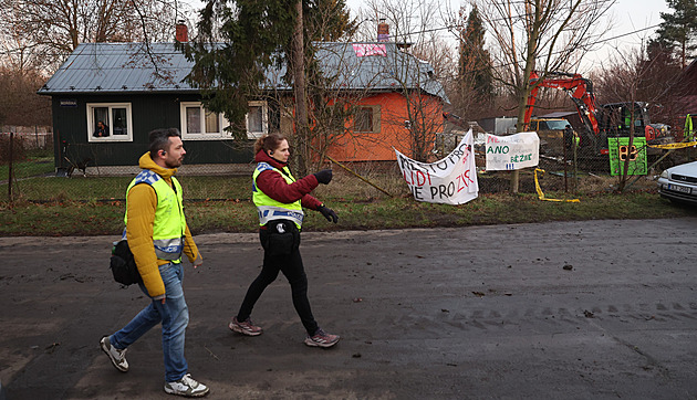 V Bedřišce zbourali dům, který bránili aktivisté. Arogance moci, reagují místní