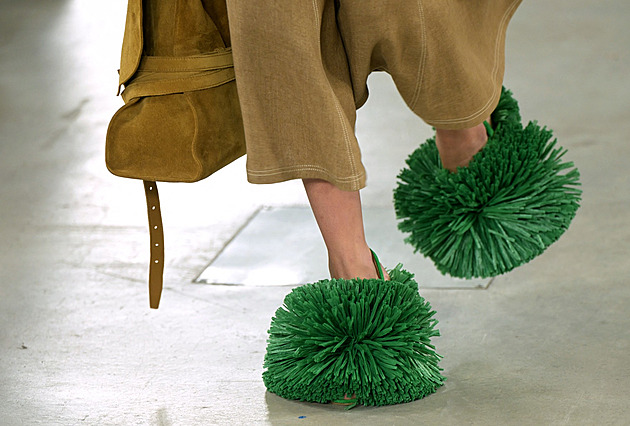 Mop i dědovy pantofle. Trend ošklivých bot nezmizí ani na jaře a v létě