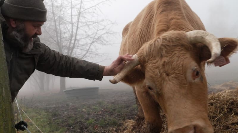 V blátě jako Vojta Kotek. Jak žijí čeští sedláci? Nastoupili do vlaku, který jel špatným směrem