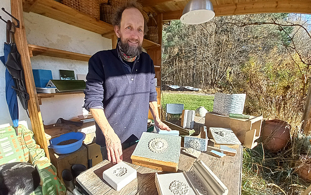 Keramik, který staví kachlová kamna: Každá jsou životním příběhem, vypráví