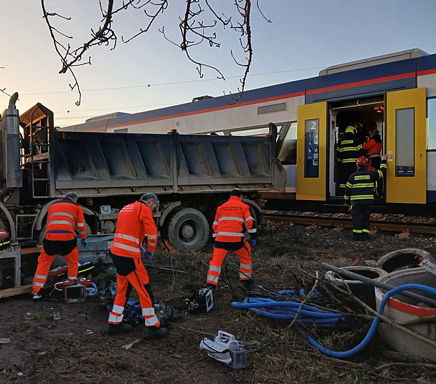 U Vysokého Mýta se srazil vlak s náklaďákem, řidič utrpěl závažná zranění