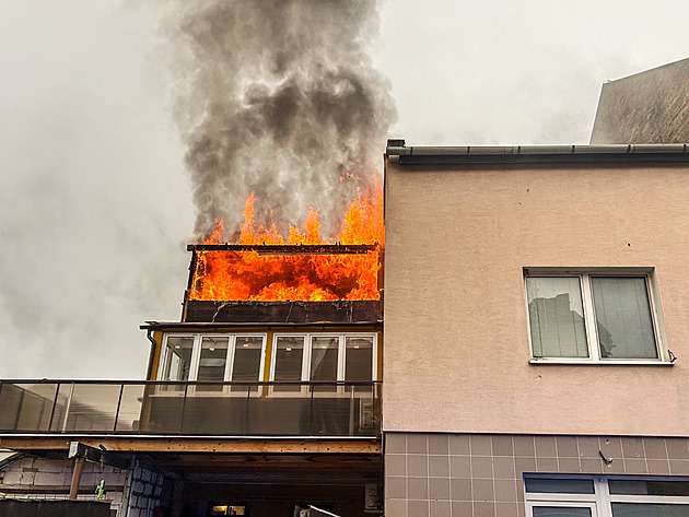 Požár připravil rodinu s dětmi o střechu nad hlavou, manžel leží v nemocnici