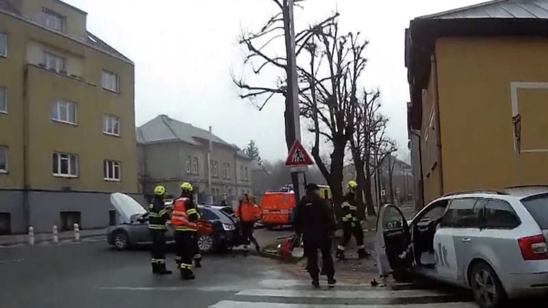 Muž v Kladně utekl od nehody, schovával se opodál. Alkohol nebyl jeho jediným problémem