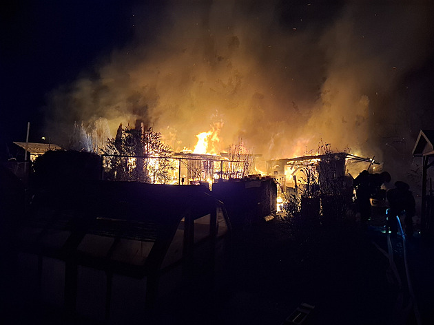 Hasiči likvidovali požár chat v Přerově. Explodovala obvyklá, leč nebezpečná věc