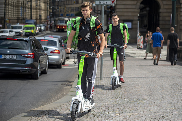 Konec elektrokoloběžek v Praze se blíží, parkování bicyklů dostane nová pravidla