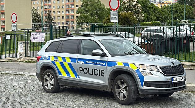 Zloděje ujíždějící před policií lapila slepá ulice, jeden se pak schovával u popelnic