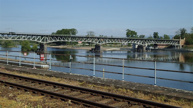 Vlaky mezi Prahou a Ústím stojí. Opět je poškozené trakční vedení v Roudnici