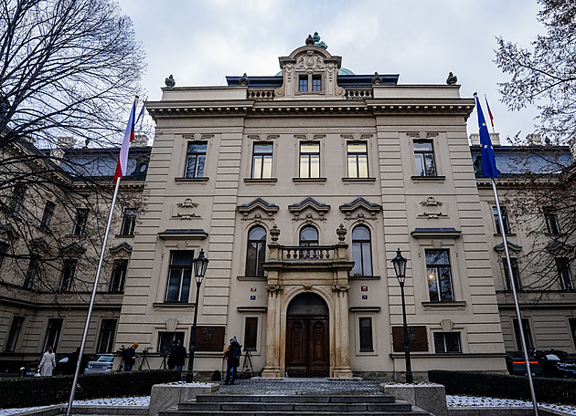 Před Úřadem vlády už není vlajka Ukrajiny. Vyvěsí ji na výročí ruské invaze