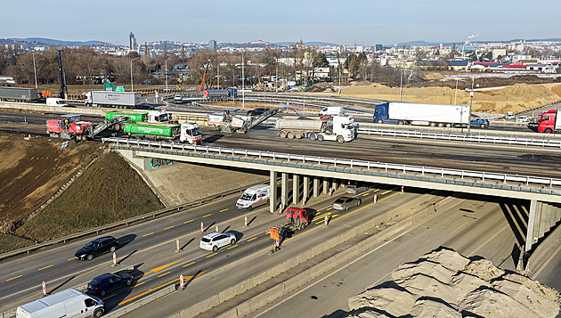 Silničáři přes víkend uzavřou část D2 v Brně, upraví také matoucí značení