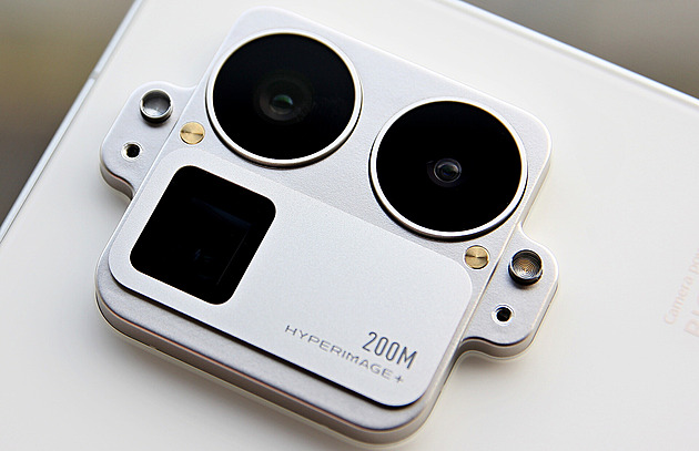 Dramaticky levná i vysoká cena. Prémiové mobily nabízejí i nečekané značky