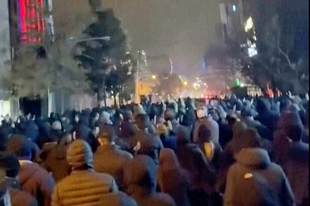 Protesty v Íránu už mají 200 obětí, Trump zvažuje plány možného útoku