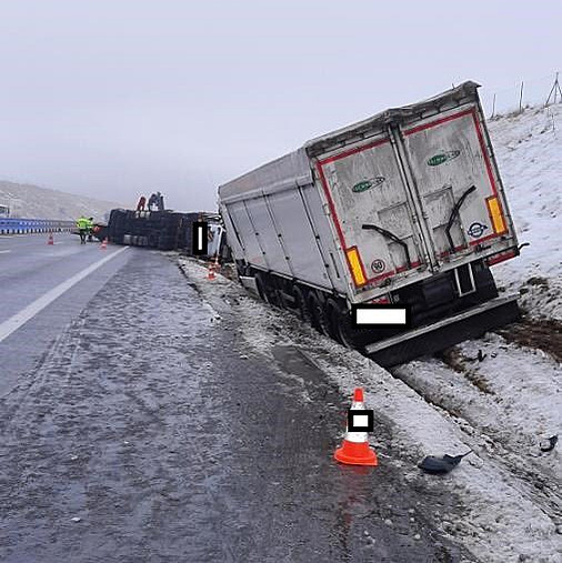 Nehoda dvou kamionů uzavřela dálnici D3 u Budějovic, omezení potrvá hodiny