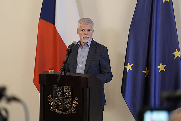 Macinka se mě pokouší vydírat, oznámil prezident. Zprávy od něj zveřejnil