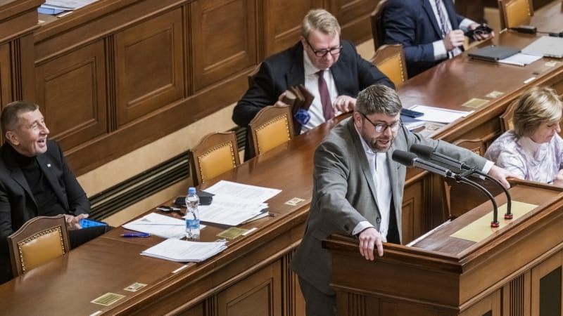 Porušujete zákon, svědomí neutečete, hřímal Jakob. Jděte do háje, ozvalo se ve Sněmovně