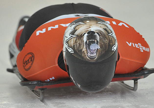 Helmy jako umělecká díla. Skeletonisté, které na závodní dráze nepřehlédnete