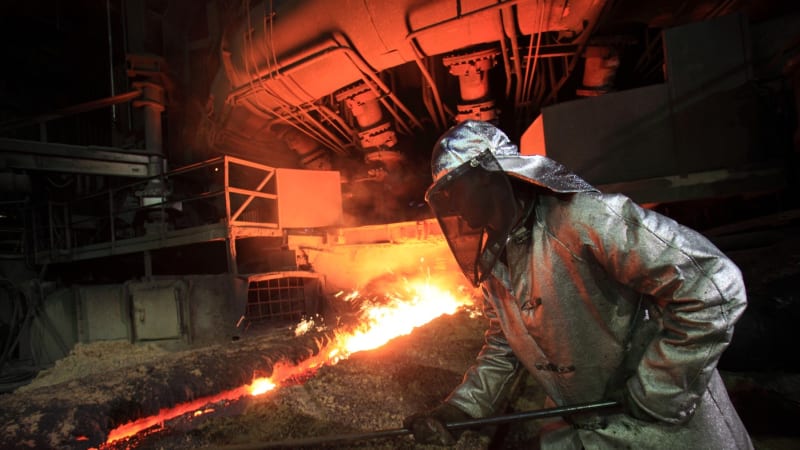 Dva muži se vážně popálili v Třineckých železárnách. Pracovali s roztaveným kovem