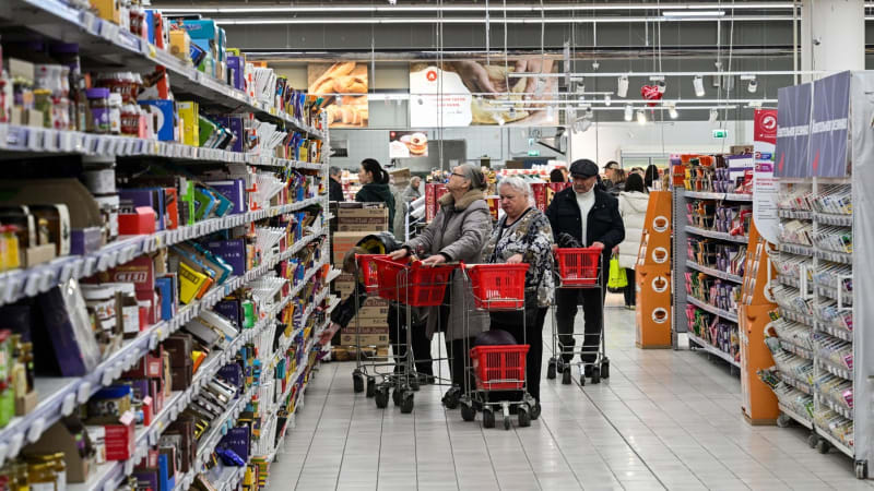 Ceny nejen potravin letí v Rusku vzhůru. Okurka stojí 120 korun, řádně zdražila i kremace