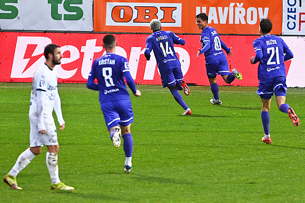 ONLINE: Karviná - Slovácko 0:1, komplikace hostů, druhá žlutá pro Kostadinova