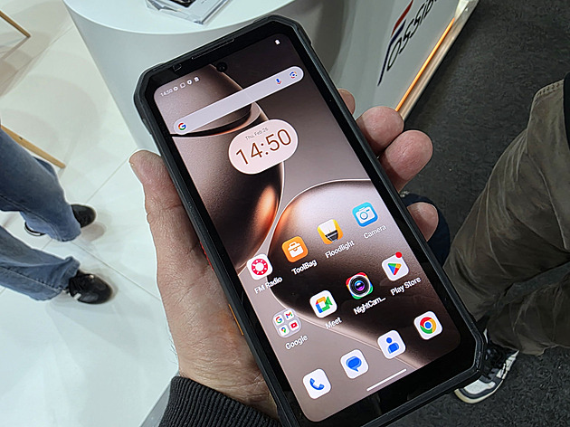 To už snad ani není mobil. Má neuvěřitelně velkou baterii