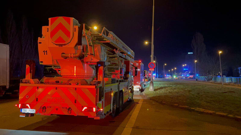 Požár v Praze: Hasiči zasahují v ulici Ke Kablu. Byl vyhlášen třetí stupeň poplachu