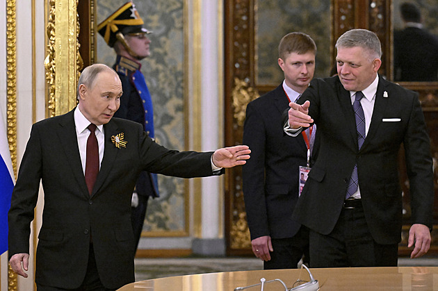 Fico opět pojede na přehlídku do Moskvy, rád by i v červnu do Normandie