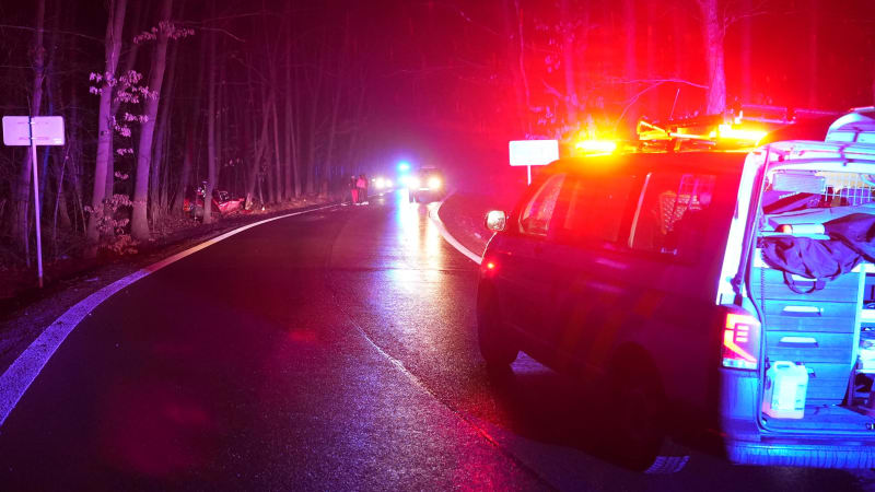 Těžké nehody u České Lípy: Na místě mrtvý, zranilo se několik lidí. Havarovala i sanitka