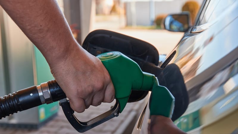 Češi na Slovensku budou tankovat za vyšší cenu. Nařízení se týká nafty, nesmí se ani vyvážet