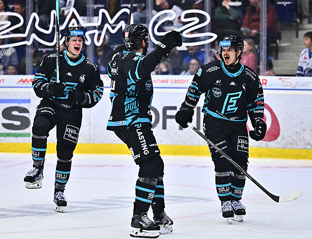 Dvě prohry favoritů. Vary uspěly v Liberci, Hradec v prvním čtvrtfinále padl s Třincem