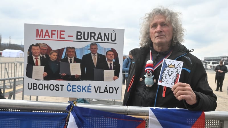 ON-LINE: Na Letné se začínají scházet protestující. Milion chvilek jich očekává až 400 tisíc