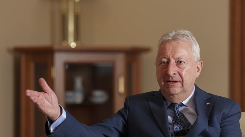 Zůna nechá zmodernizovat vládní letku. Krajům chce dát přístup k protidronové obraně