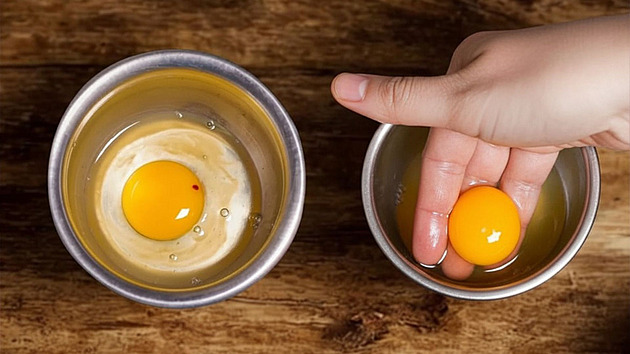 Zaskočila vás červená tečka ve vejci? Zjistěte, co opravdu znamená a proč se jí nemusíte bát