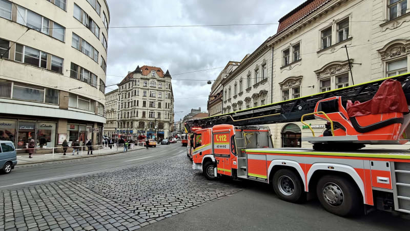 Požár v pražském Divadle Komedie: Na místě zasahovali hasiči, evakuovat se musely stovky lidí